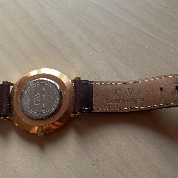 Genuine Daniel Wellington watch with two authentic straps - Picture 5 of 8